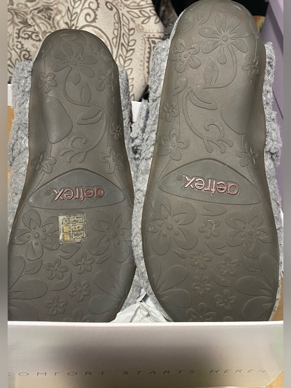 Aetrex Women's Charcoal Gray Cozy Sherpa Slip-On Slippers - Picture 3 of 11